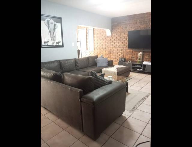 3 BEDROOM TOWNHOUSE FOR SALE IN PETERSFIELD